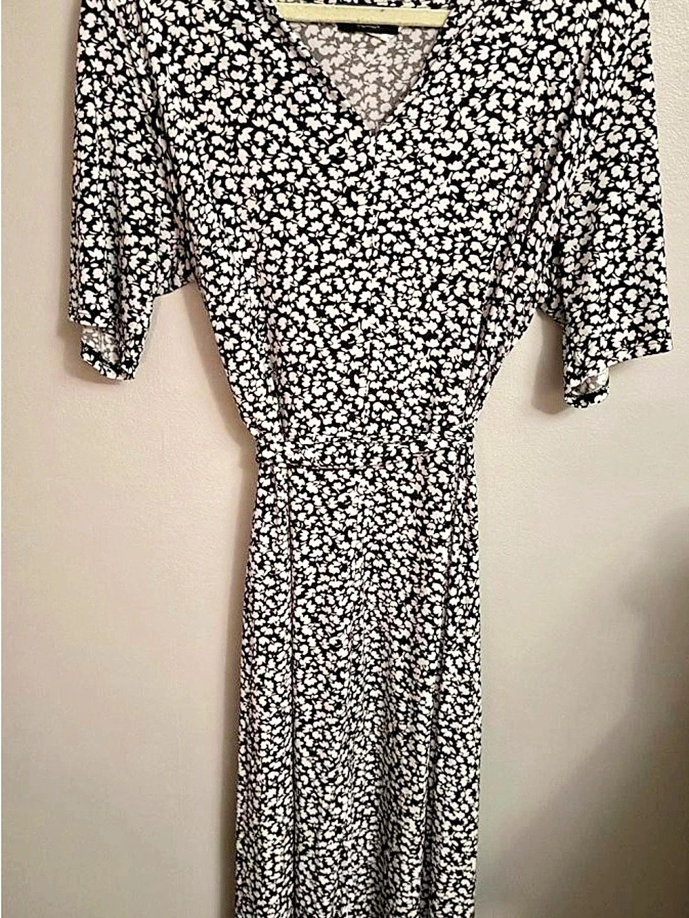 MSK Short Sleeve V-Neck Floral Print Midi Dress Like New